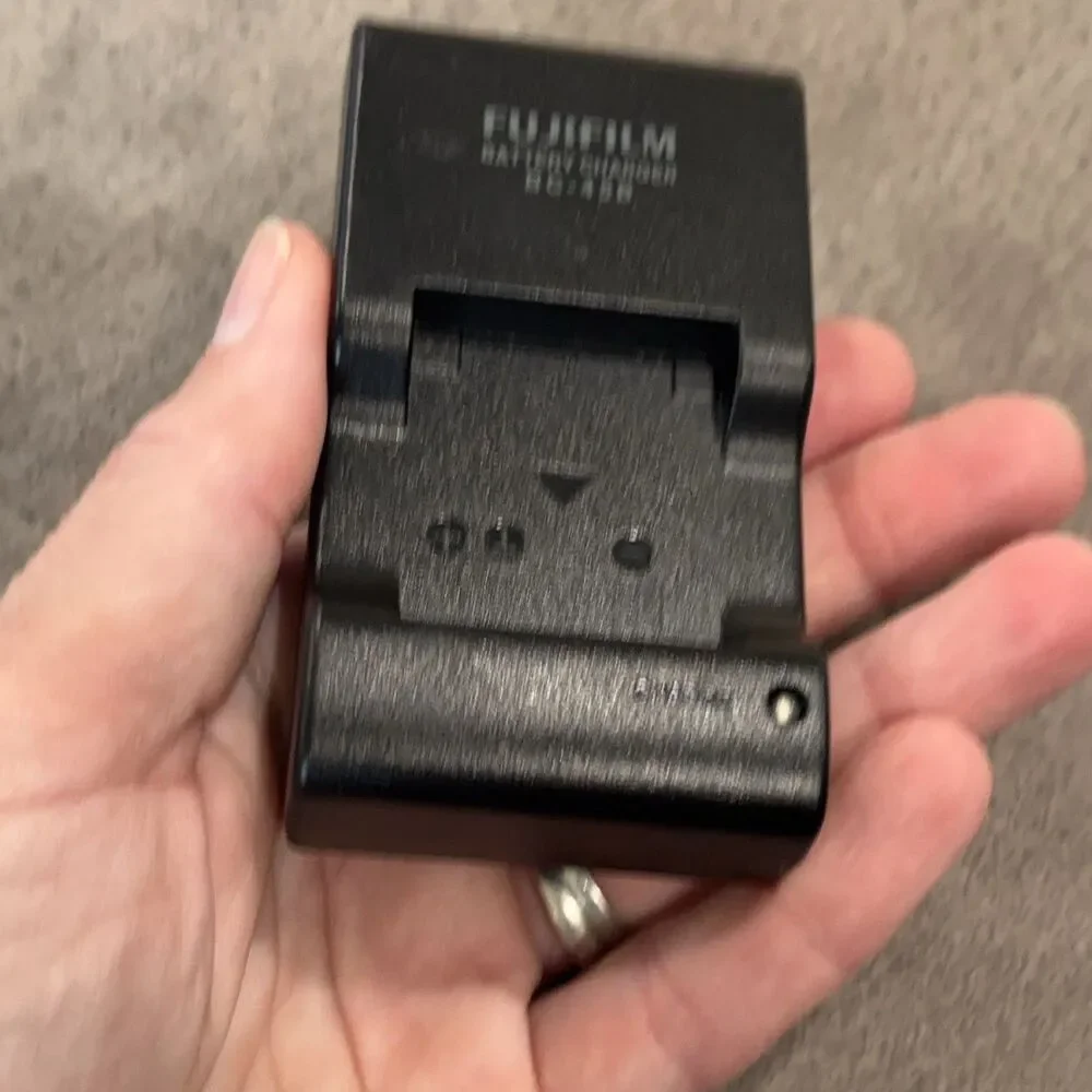 Fujifilm BC-45B Battery Charger Black Foldable Plug Camera original OEM ￼